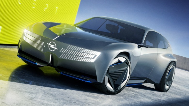 Front 3/4 view of the Opel STX concept