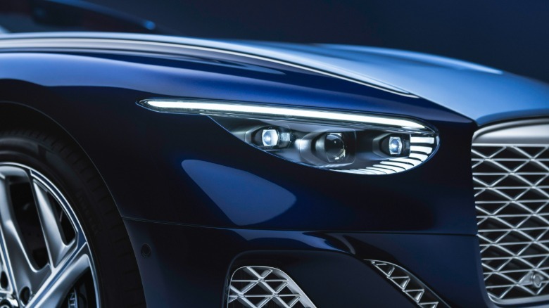 Headlight of a blue Bentley Batur convertible