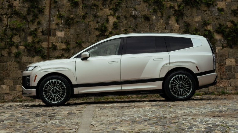 सिल्वर Hyundai Ioniq 9 का साइड व्यू