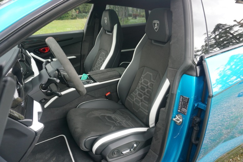 2025 Lamborghini Urus SE front seat