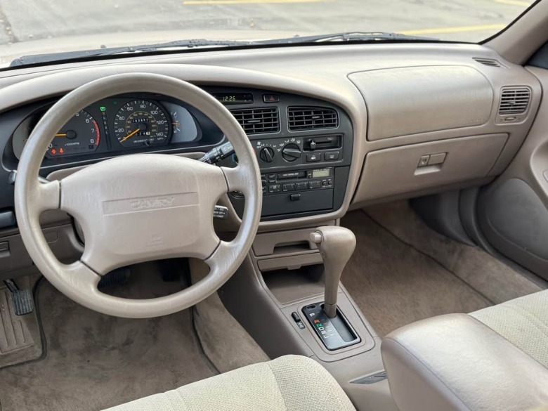 1994 Toyota Camry LE wagon dashboard image