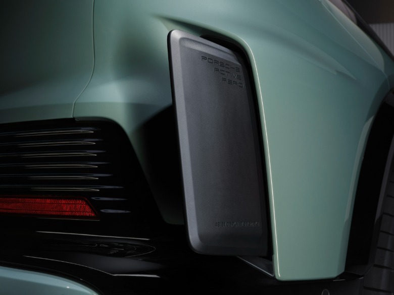 Rear aero blade on a Porsche Cayenne Turbo Electric