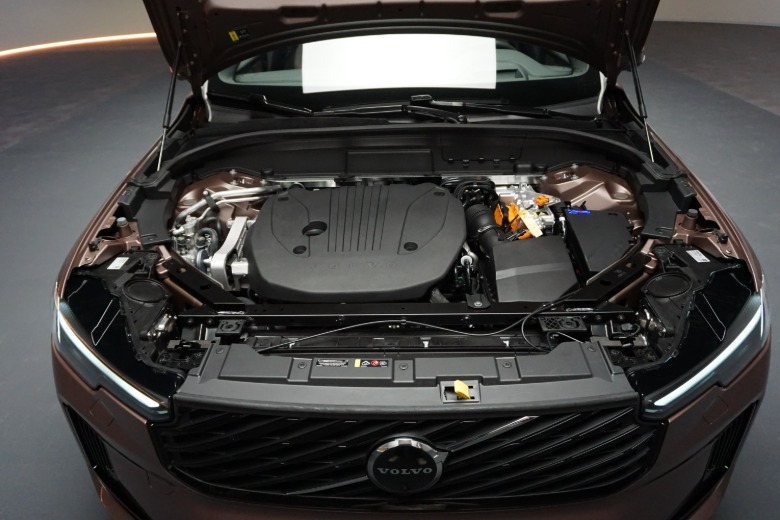 2028 Volvo XC60 T8 engine