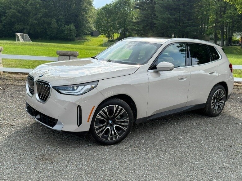 2025 BMW X3 xDrive30 front 3/4 view