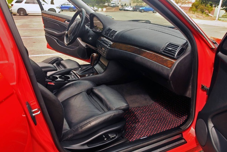 2004 BMW 325xiT front seats and dashboard image