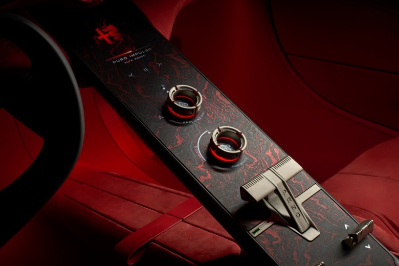 Center console of the Alfa Romeo Cuorerosso concept