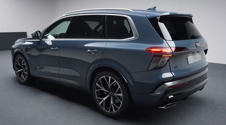 2027 Audi Q7 rear 3/4 view