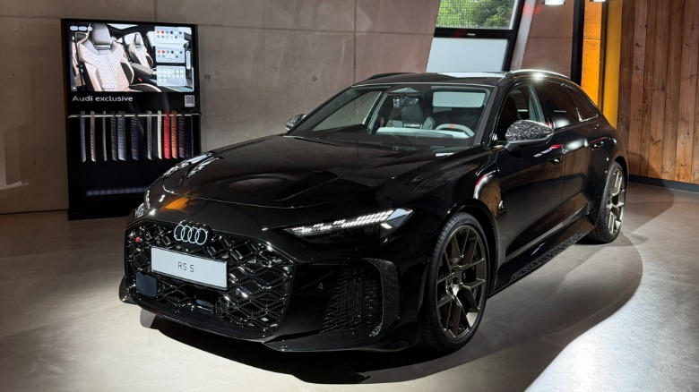 Front 3/4 view of a black Audi RS5 Avant