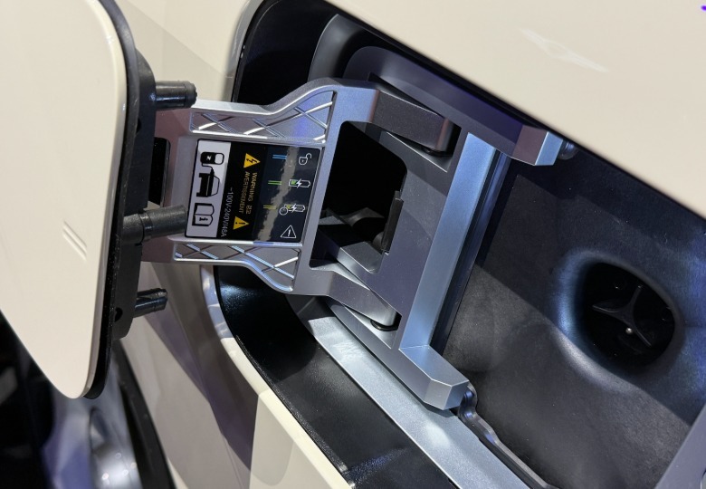 2028 Genesis GV90 Neolun charge door hinge