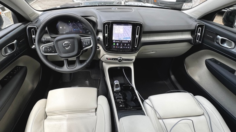 A wide shot of the dashboard and the white leather seat bottoms in the XC40