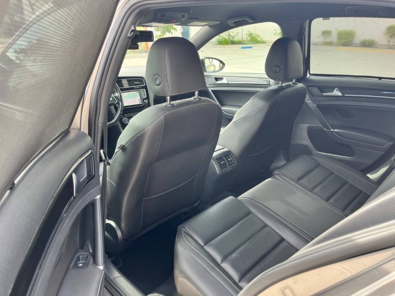 2016 Volkswagen Golf R Interior image