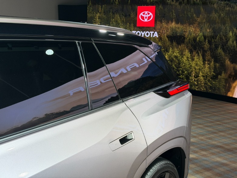 Rear fender detail of a 2027 Toyota Highlander