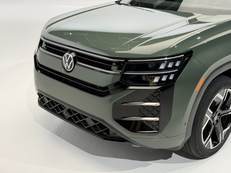 Front end of a green 2027 Volkswagen Atlas Cross Sport