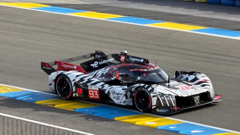 The Peugeot 9X8 racing at Le Mans