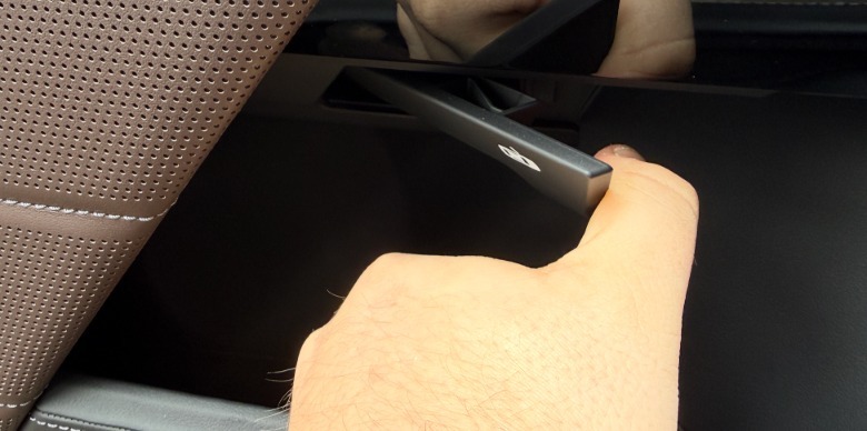 2027 BMW i7 M70 manual door opener