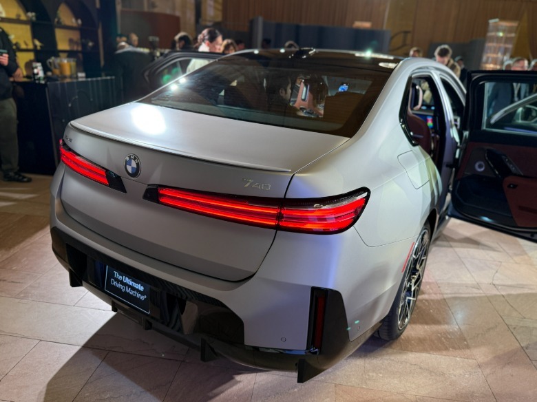 2027 BMW 7 Series rear 3/4 view