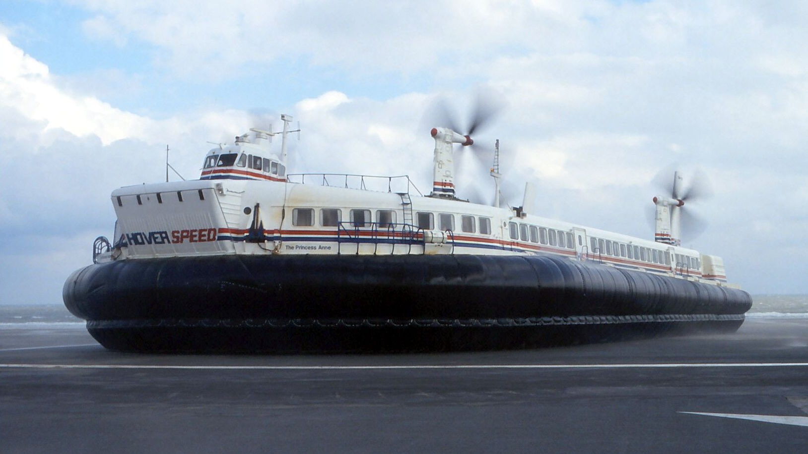 Largest Passenger Hovercraft Ever Built Drank Fuel At 1 000 Gallons An Hour Largest Passenger Hovercraft Ever Built Drank Fuel At 1 000 Gallons An Hour